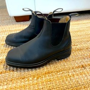 Blundstone black leather chisel toe Chelsea boots